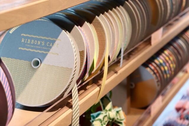 明けましておめでとうございます🎀🎍  昨年はたくさんの方にRIBBON’S CAFEへお越しいただき、本当にありがとうございました✨  県内外、外国の方も！たっくさんの方と出逢わせていただき、
ランチやスイーツを楽しみながら、リボンやワークショップに触れる皆さまの素敵な笑顔を見させていただき、
スタッフ一同、幸せな一年となりました。  2025年も、皆さまの日常を少しだけ特別にするような、温かくて楽しいひとときをお届けしていきたいと思います😊
本年もどうぞよろしくお願いいたします！  RIBBON’S CAFEはショップ、カフェ共に、
【1月3日（金）13:00】より営業をスタートいたします。  なお、ランチメニューは【1月5日（日）】からご用意しておりますので
ぜひご予定に合わせてお越しくださいませ。  新しい年も、皆さまとお会いできることを楽しみにしております☺️🎀  [カフェスペース]
席数の少ない小さなカフェですので
混み合う場合は1時間制とさせていただきます。
動画や歩き回っての撮影はご遠慮ください。
また、写真の撮影は他のお客様やスタッフが
写りこまないようご配慮をお願いいたします。  - ୨୧ - - ୨୧ - - ୨୧ -  リボン工場横にある元託児所をリノベーションした
リボンショップ&カフェ  壁一面に並べられたオリジナルチロルリボンや手芸用品
リボンを用いた作家さんのハンドメイド作品などが
並んでおります  予約不要でリボンを使ったワークショップもしていただけます！  営業日など、詳しくは @ribbonscafe を
フォローしてチェックしてください  RIBBON’S CAFE
福井県坂井市丸岡町堀水13−8（エイトリボン敷地内）
tel：090-2123-3366  - ୨୧ - - ୨୧ - - ୨୧ -
#ribbonscafe
#リボンズカフェ
#丸岡町
#坂井市