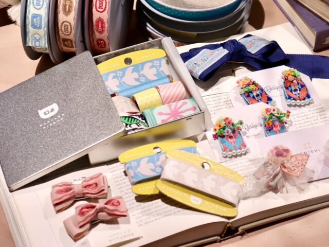 【1/24〜26 RIBBON’S CAFE 2周年のお祝い期間🥂】  2025.01.24（金）〜01.26（日）
3日間の特別な時間をお届けします💌  皆さまにいつも楽しんでいただき、
たくさんの方々にお越しいただいているおかげで
リボンズカフェは1月21日に2周年を迎えます😌💕  本当にありがとうございます！！！✨✨  そんな2周年目の節目の期間、
皆さまに大きな大きな感謝の気持ちを込め、
色々なお楽しみ企画をご準備させていただきました💐  本日から続々詳細を発表させていただきますので
ぜひ、24日から26日は、お時間を作っていただき、
いつもよりちょっぴり特別なRIBBON’S CAFEタイムを
味わっていただけますと幸いです！♩  特に1/25（土）はお楽しみ！！！  皆さまのお越しを、ぜひお待ちいたしております🤍  明日も営業日☺️
雪の様子もひと段落で、
過ごしやすい冬を迎えられておりますね❄️  店内できるだけ暖かくしてお待ちしております…！🧤
どうぞよろしくお願いいたします🎀  - ୨୧ - - ୨୧ - - ୨୧ -  リボン工場横にある元託児所をリノベーションした
リボンショップ&カフェ  壁一面に並べられたオリジナルチロルリボンや手芸用品
リボンを用いた作家さんのハンドメイド作品などが
並んでおります  予約不要でリボンを使ったワークショップもしていただけます！  営業日など、詳しくは @ribbonscafe を
フォローしてチェックしてください  RIBBON’S CAFE
福井県坂井市丸岡町堀水13−8（エイトリボン敷地内）
tel：090-2123-3366  - ୨୧ - - ୨୧ - - ୨୧ -
#ribbonscafe
#リボンズカフェ
#丸岡町
#坂井市