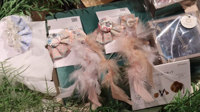 【新入荷❣️ハンドメイド作家さん作品】  これまでも素敵なアクセサリーを届けて下さっている
ENISHI様から、またまた可愛い作品が入荷しました!!🎀  １つでとっても華やかになれる
イヤリングとピアスです💕
ぜひ、お手にとってお気に入りの一点を
見つけて見てください...🥰✨
@enishi.accessory  🎀✨🎀✨🎀✨🎀✨🎀✨  それに加えて、明日から新しい3名の作家さん達の作品が店頭に並びます😍🎉  🌿ミモザノウタさま　
@mimosanouta 
可愛らしいミモザを使用したドライフラワーと
まるでガラスのような美しいキャンドル🕯️
うっとり眺めたくなってしまう作品です☺️💕  🌟maggioさま
@maggio_accessory.nail 
天然石やパールを使ったハンドメイドアクセサリー💎
どれも素敵で悩んでしまうものばかりの作品です🥹🫶🏻  🕯️shiiroさま
@candle.shiiro 
ドライフラワーを入れ込んだアロマキャンドル🕯️や
りんご🍎や雪だるま⛄️モチーフのキャンドルまで...💘
置いておくだけでHappyになれちゃうキャンドル作品です😆✨  本日、ご紹介した作家さんの作品達は
明日から店頭に並びますので、
ぜひお気に入りを見つけにいらして下さいね☺️❣️  明日からはRIBBON'SCAFE 2周年記念がスタートです🌟
沢山の方々のお越しをぜひお待ちしております！！💘  - ୨୧ - - ୨୧ - - ୨୧ -  リボン工場横にある元託児所をリノベーションした
リボンショップ&カフェ  壁一面に並べられたオリジナルチロルリボンや手芸用品
リボンを用いた作家さんのハンドメイド作品などが
並んでおります  予約不要でリボンを使ったワークショップもしていただけます！  営業日など、詳しくは @ribbonscafe を
フォローしてチェックしてください  RIBBON’S CAFE
福井県坂井市丸岡町堀水13−8（エイトリボン敷地内）
tel：090-2123-3366  - ୨୧ - - ୨୧ - - ୨୧ -
#ribbonscafe
#リボンズカフェ
#丸岡町
#坂井市